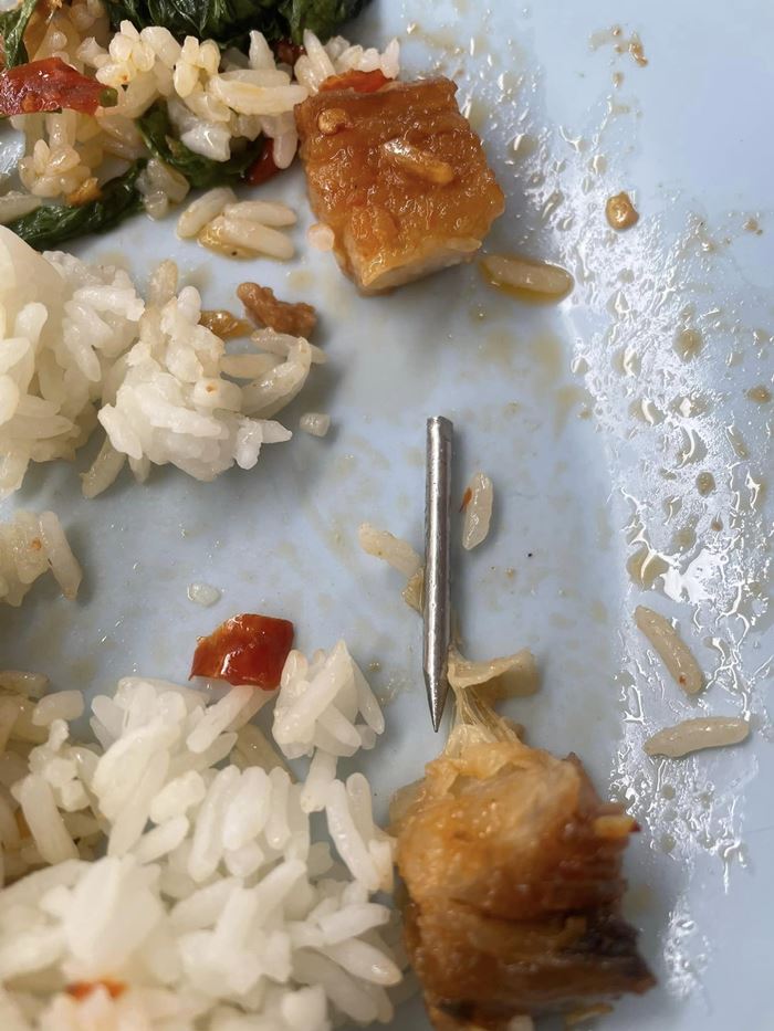 ตะปูฝังในหมูกรอบ