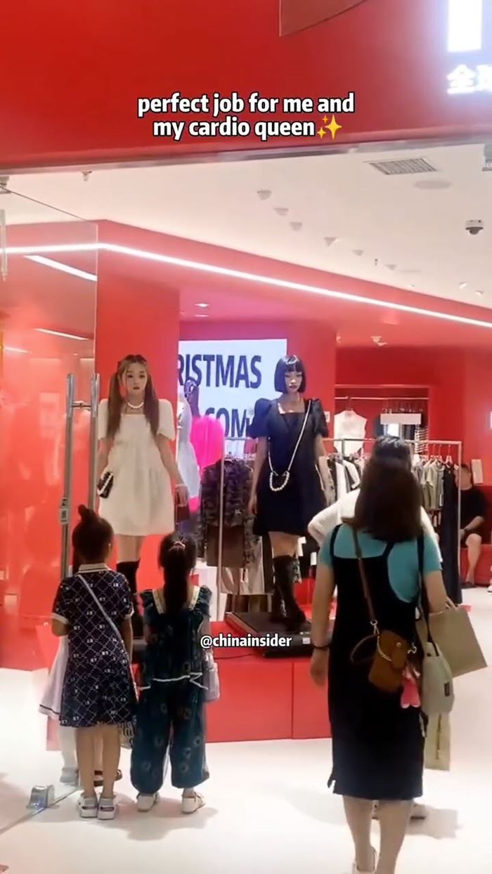 ร้านจ้างนางแบบเดินบนลู่วิ่ง โชว์เสื้อผ้า