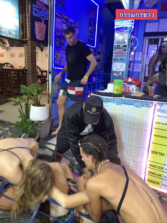 ตำรวจเข็น 2 สาวเมา จนได้รับเสียงชม