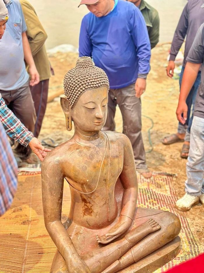 ลาวขุดพบ 4 พระพุทธรูปโบราณ ริมน้ำโขง 