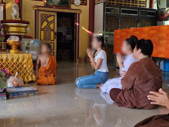 พระคลั่งรักนักการเมืองหญิง