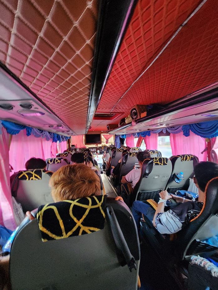รถทัวร์ขายตั๋วเกินที่นั่ง 