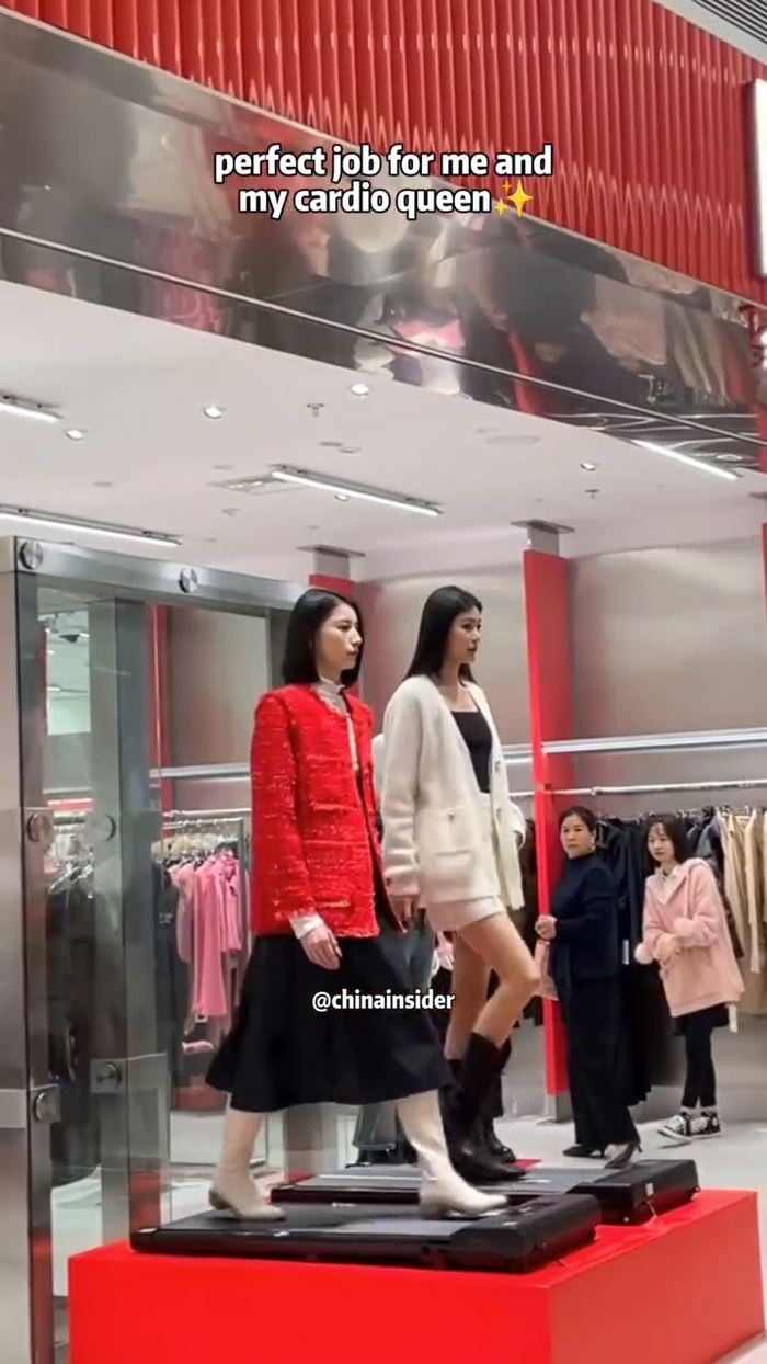 ร้านจ้างนางแบบเดินบนลู่วิ่ง โชว์เสื้อผ้า