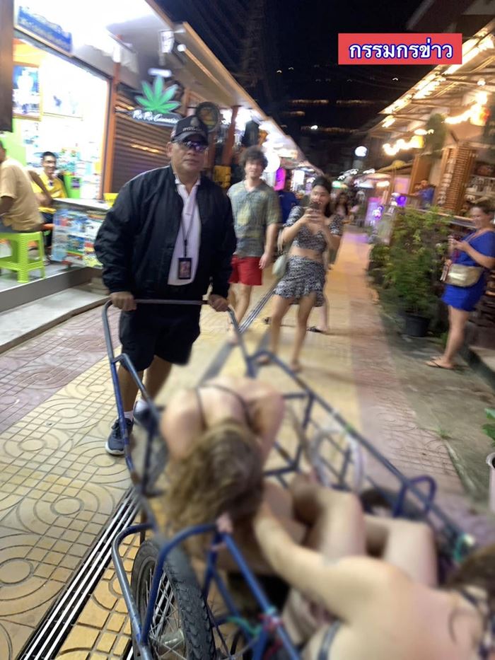 ตำรวจเข็น 2 สาวเมา จนได้รับเสียงชม