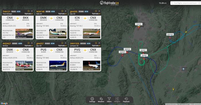 ผู้โดยสารเปิดประตูเครื่องบิน