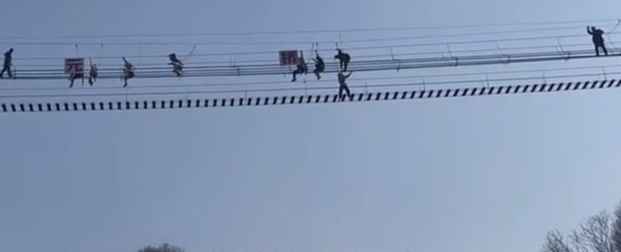 สะพานแขวนพลิกคว่ำ