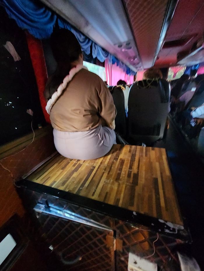 รถทัวร์ขายตั๋วเกินที่นั่ง 