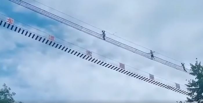 สะพานแขวนพลิกคว่ำ