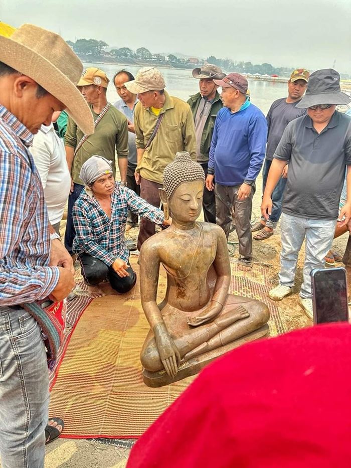 ลาวขุดพบ 4 พระพุทธรูปโบราณ ริมน้ำโขง 