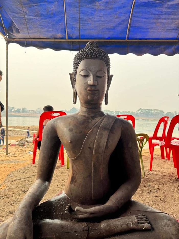 ลาวขุดพบ 4 พระพุทธรูปโบราณ ริมน้ำโขง 