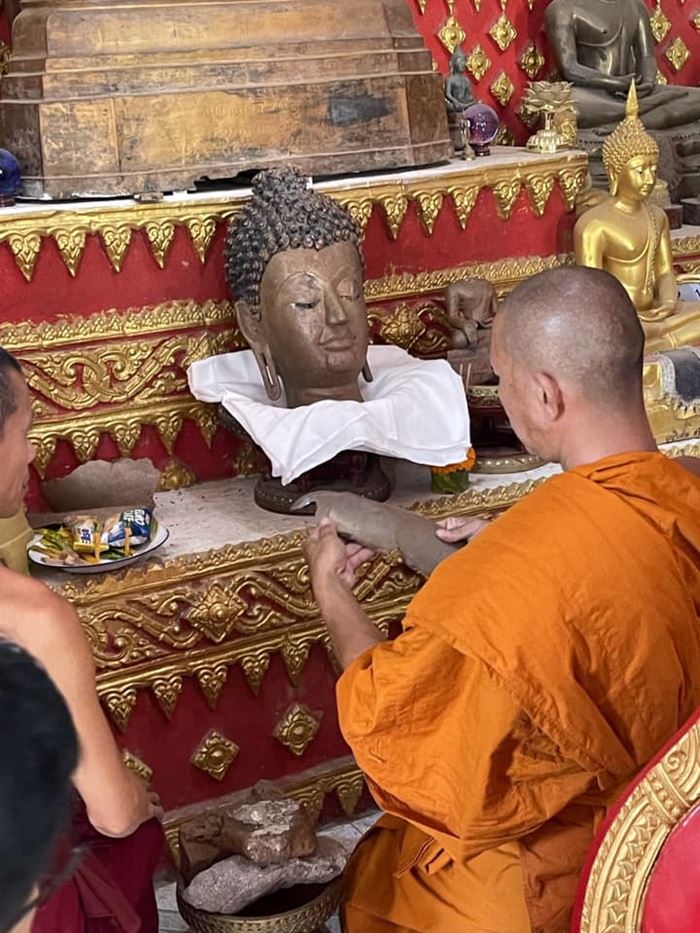 ลาวขุดพบ 4 พระพุทธรูปโบราณ ริมน้ำโขง 