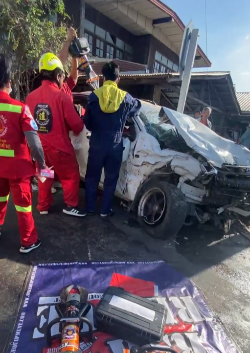 รถซิ่งประสานงา 3 คัน กลางแยก พบต่างฝ่ายต่างเหยียบ