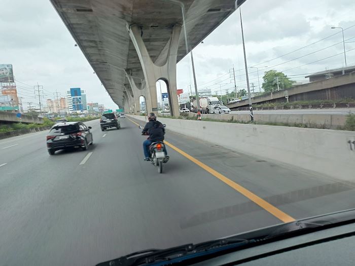 เกาะกลางถนน บางนา-ตราด ตัดต้นไม้แล้ว