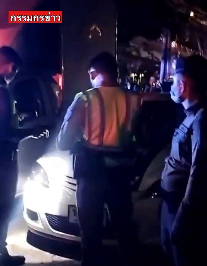 คู่รักตายในรถ