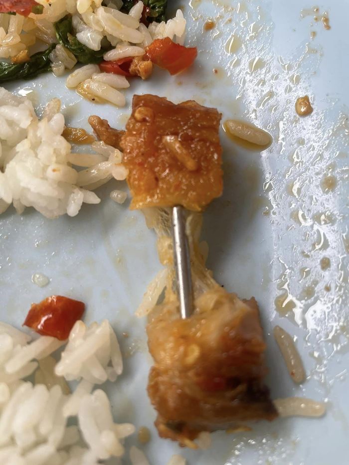 ตะปูฝังในหมูกรอบ