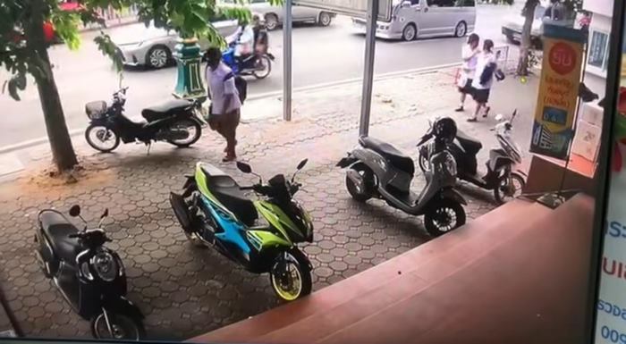 นักเรียนโบกมือลาเพื่อน หัวชนเสา