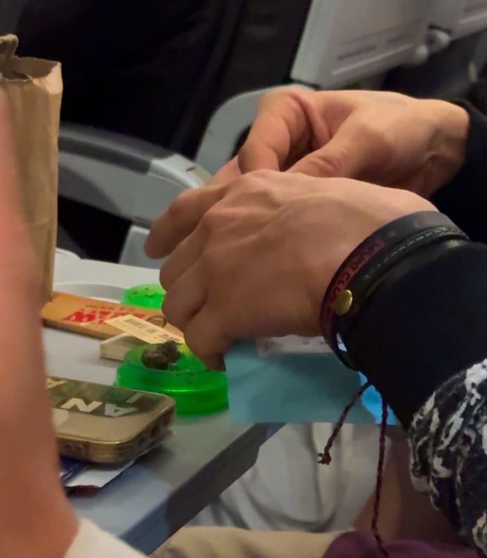 กัญชาบนเครื่องบิน