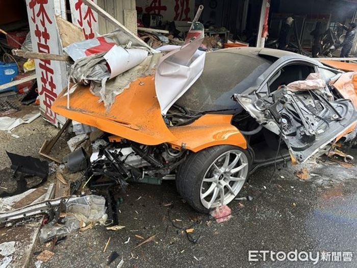 รถหรู 17 ล้าน กลายเป็นซาก 