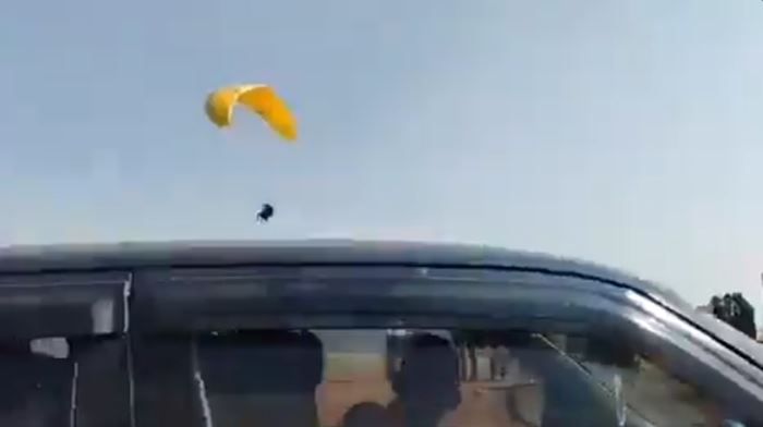 ขึ้นร่มร่อนมาสอบ