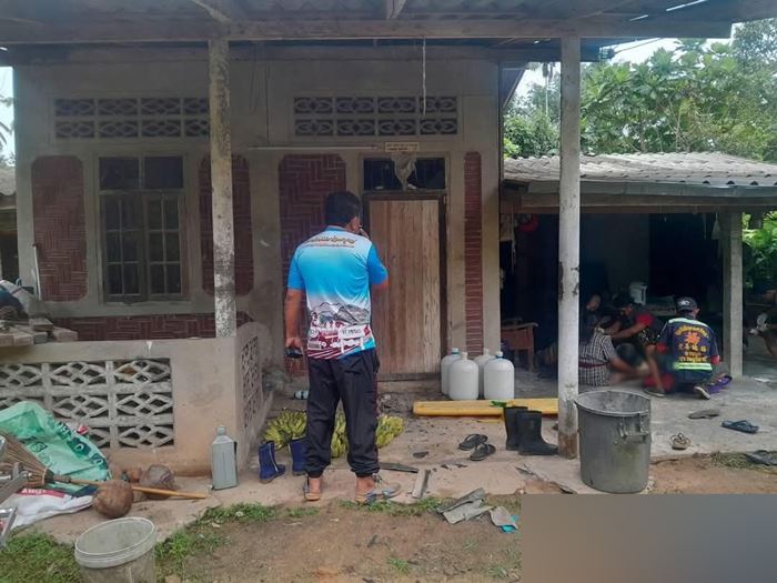 หนุ่มง้อแฟนไม่สำเร็จ สติหลุดปาระเบิดใส่บ้าน แต่ไม่ทำงาน จะปารอบ 2 คาที่