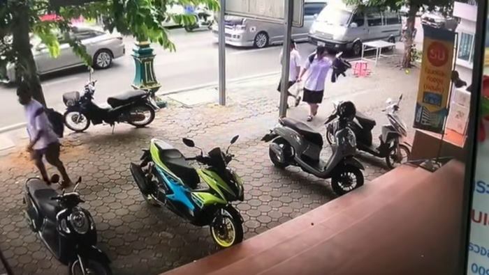 นักเรียนโบกมือลาเพื่อน หัวชนเสา