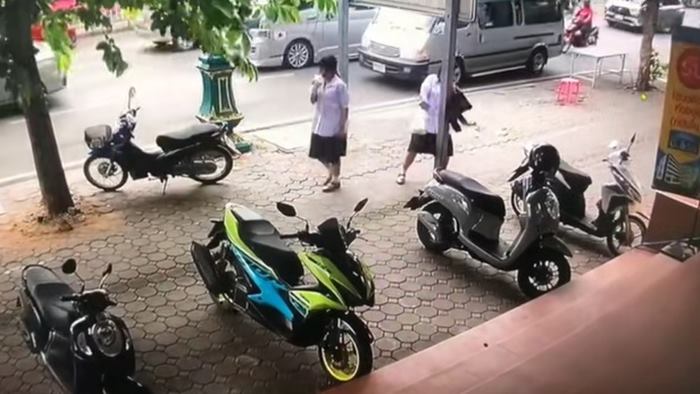 นักเรียนโบกมือลาเพื่อน หัวชนเสา