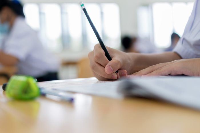 ดราม่าสอบ A Level ต้องใช้ Ear Plug อุดหู หลังมีโชว์บินกองทัพ