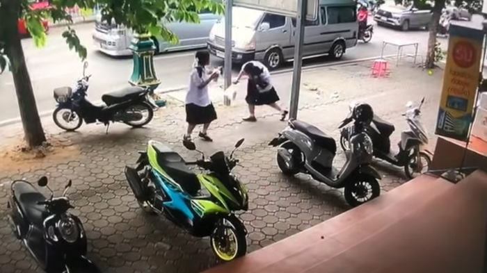 นักเรียนโบกมือลาเพื่อน หัวชนเสา