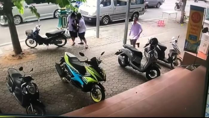 นักเรียนโบกมือลาเพื่อน หัวชนเสา