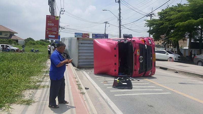 รถพ่วงชนรถกระบะ