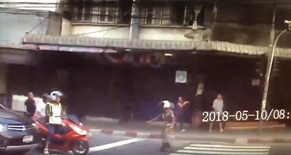 ตำรวจถูกรถชน