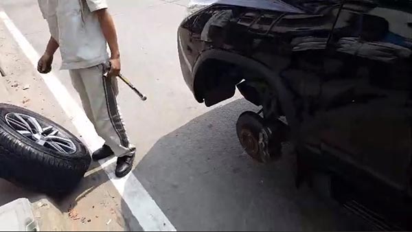 รถล้อหลุด