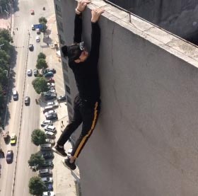 คนจีนปีนตึกเสียชีวิต