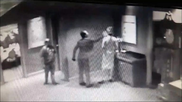 ทำร้ายพนักงาน