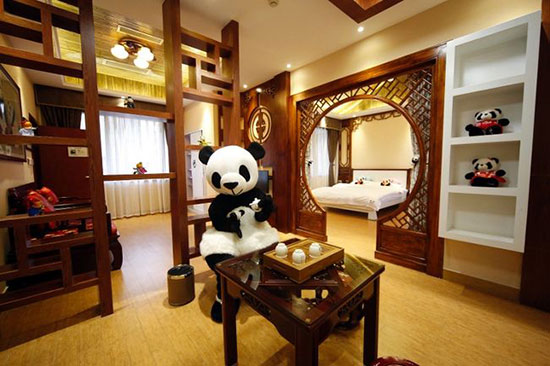  น่ารักดี! โรงแรมจีนตกแต่งด้วยแพนด้าทุกส่วน ไม่เว้นพนักงาน