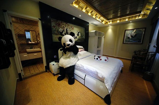 น่ารักดี! โรงแรมจีนตกแต่งด้วยแพนด้าทุกส่วน ไม่เว้นพนักงาน