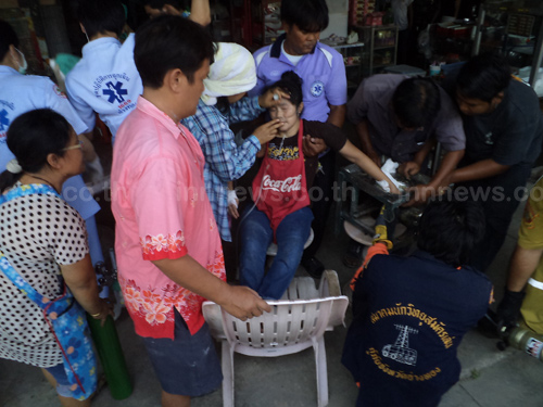 คนงานร้านขนมเปี๊ยะ พลาด! ถูกเครื่องบดหนีบมือ