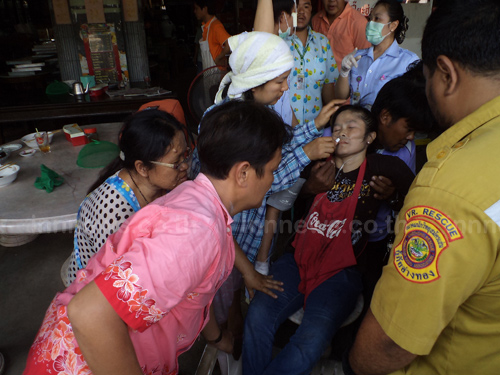 คนงานร้านขนมเปี๊ยะ พลาด! ถูกเครื่องบดหนีบมือ
