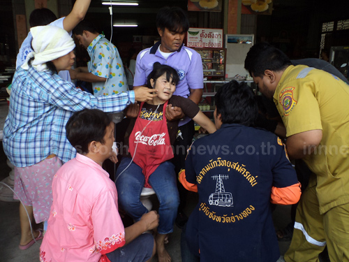 คนงานร้านขนมเปี๊ยะ พลาด! ถูกเครื่องบดหนีบมือ