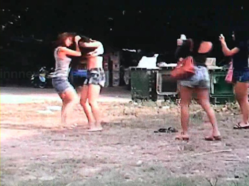  คลิปฉาว! สาวจันทบุรียกพวกตบคู่อริ จับแก้ผ้าถ่ายคลิป