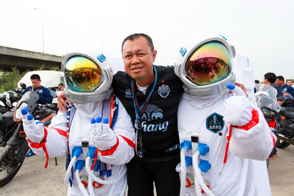  มนุษย์อวกาศโผล่ดูบอลแมทช์เดือด เมืองทอง บุรีรัมย์