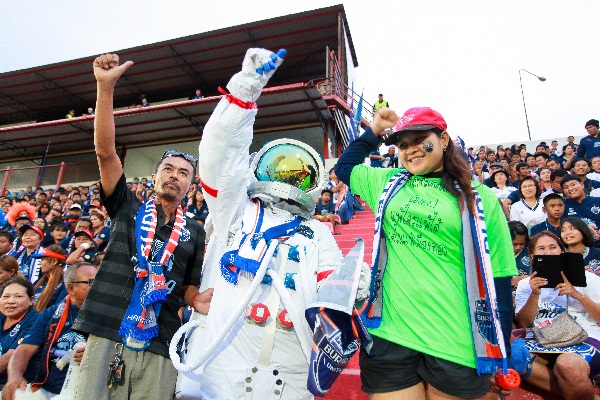  มนุษย์อวกาศโผล่ดูบอลแมทช์เดือด เมืองทอง บุรีรัมย์