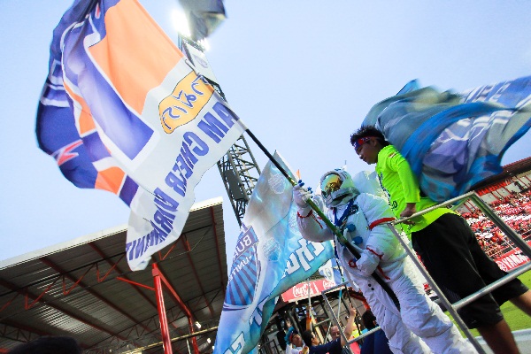 มนุษย์อวกาศโผล่ดูบอลแมทช์เดือด เมืองทอง บุรีรัมย์