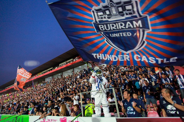 มนุษย์อวกาศโผล่ดูบอลแมทช์เดือด เมืองทอง บุรีรัมย์