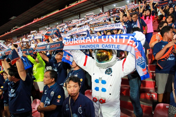 มนุษย์อวกาศโผล่ดูบอลแมทช์เดือด เมืองทอง บุรีรัมย์