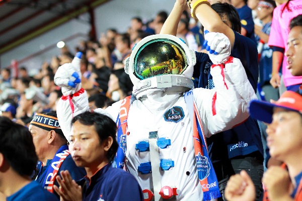 มนุษย์อวกาศโผล่ดูบอลแมทช์เดือด เมืองทอง บุรีรัมย์