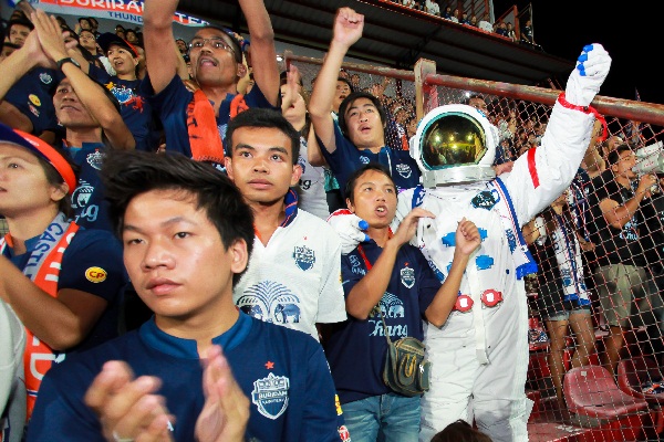 มนุษย์อวกาศโผล่ดูบอลแมทช์เดือด เมืองทอง บุรีรัมย์