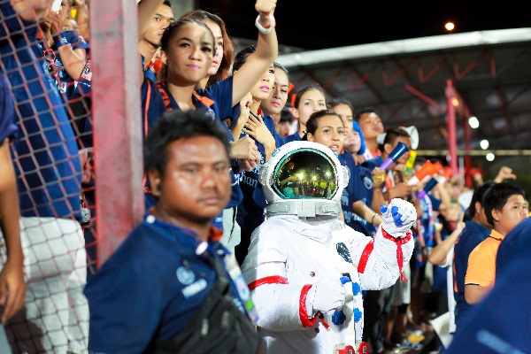 มนุษย์อวกาศโผล่ดูบอลแมทช์เดือด เมืองทอง บุรีรัมย์