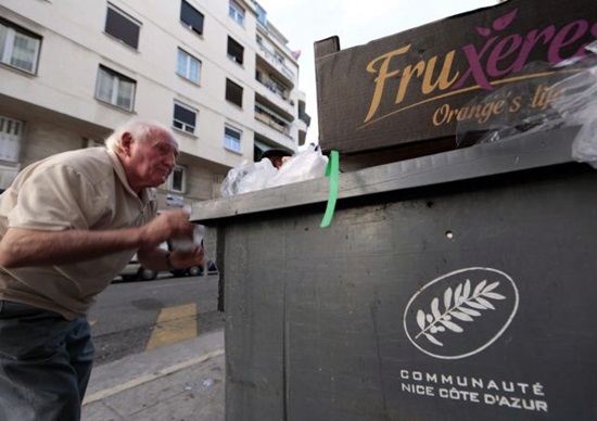 คุณปู่ฝรั่งเศสคุ้ยเศษอาหารกิน เก็บเงินไว้บินมาหาแฟนที่ไทย