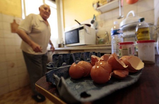 คุณปู่ฝรั่งเศสคุ้ยเศษอาหารกิน เก็บเงินไว้บินมาหาแฟนที่ไทย